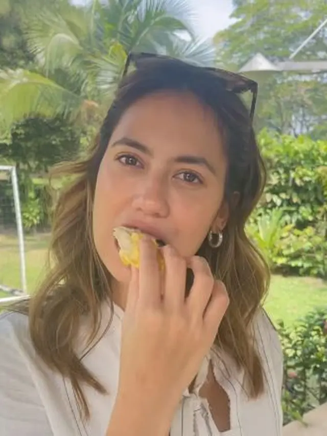 Pevita Pearce saat makan durian untuk pertama kali (Instagram/pevpearce)