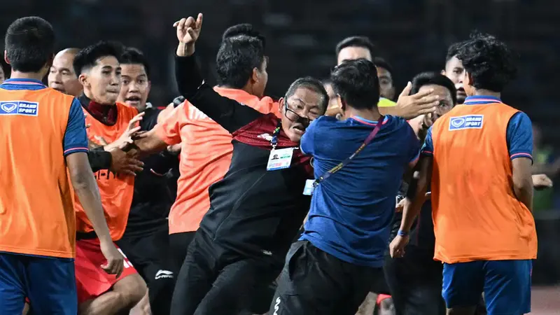 Foto: Tawuran Massal dalam Final SEA Games 2023, Memalukan! Manajer Timnas Indonesia U-22 Dikeroyok Pemain Thailand