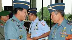 Citizen6, Jakarta: Panglima TNI Laksamana TNI Agus Suhartono mengucapkan selamat kepada Laksma TNI Tri Prasodjo dan Laksma TNI Dr. Suwarno K, yang selanjutnya akan menjabat sebagai Staf Khusus Kasal. (Pengirim: Badarudin Bakri). 
                        