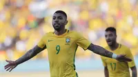 Penyerang Brasil, Gabriel Barbosa, merayakan gol yang dicetaknya ke gawang Jepang pada laga ujicoba jelang Olimpiade 2016 Rio Janeiro di Goiania, Brasil, Minggu (30/7/2016). Brasil menang 2-0 atas Jepang. (AP/Eraldo Peres) 