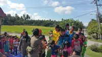 Satgas Bencana Pemprov DKI terjun menyalurkan bantuan logistik dan penanganan trauma healing di Desa Soulowe, Sigi, Sulawesi Tengah. (Liputan6.com/Nanda Perdana Putra)