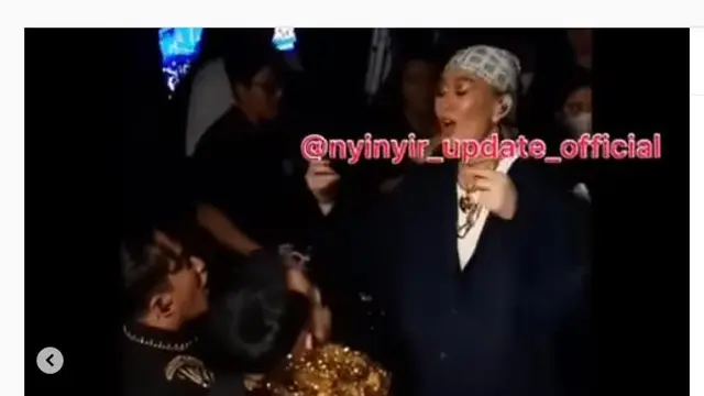 Keakraban Agnez Mo bareng rekan artis di Backstage HUT Indosiar ke-28 (Foto: TikTok Princesskalori via Instagram nyinyir_update_official)