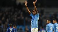 Gelandang Manchester City, Fernandinho, merayakan kemenangan atas Chelsea pada laga Premier League di Stadion Etihad, Manchester, Sabtu (23/11). City menang 2-1 atas Chelsea. (AFP/Oli Scarff)