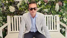 Nicholas Saputra kembali hebohkan jagad maya. Menonton kompetisi tenis bergengsi Wimbledon di London, penampilan Nicholas Saputra sukses bikin histeris penggemarnya. (FOTO: twitter.com/nicsap)