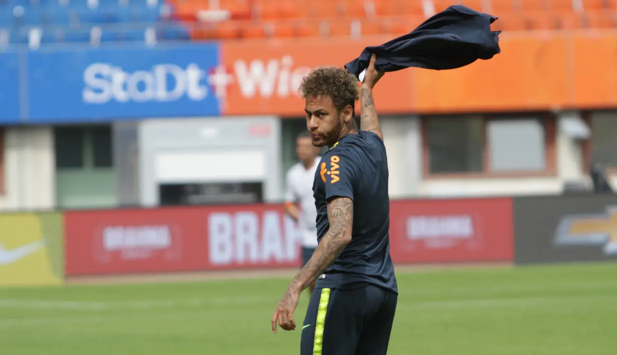 Bintang Brasil, Neymar, tampak rileks saat latihan di Stadion Ernst Happel, Wina, Sabtu (9/6/2018). Latihan ini merupakan persiapan jelang laga ujicoba melawan Austria. (Bola.com/Reza Khomaini)