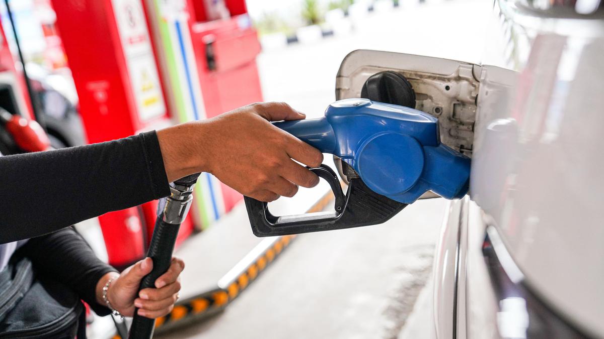 Harga 3 Jenis BBM Pertamina Nonsubsidi Berubah, Ini Alasannya  #Bisnis