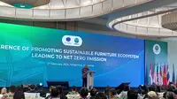 Menteri Koperasi dan UKM (Menkop UKM) Teten Masduki dalam acara Conference on Promoting Sustainable Furniture Ecosystem Leading to Net Zero Emission di Vivere Hotel, Gading Serpong, Kabupaten Tangerang, Banten, Selasa (27/2/2024). (Maulandy/Liputan6.com)