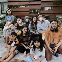 Tidak seperti biasanya, kali ini keluarga Nagita Slavina mengenakan pakaian yang cukup sederhana. Nagita sendiri mengenakan inner hitam dengan outfit bermotif. (Dok. Instagram @nissyaa)