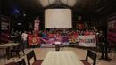 Komunitas United Indonesia berfoto bersama usai menyaksikan laga Manchester United (MU) melawan Everton di Bunker Terrace Cafe di Java Palace Hotel Jababeka, Cikarang, Sabtu (9/3/2024) malam WIB. Roaring Night Premier League ini berlangsung seru karena MU berhasil menang 2-0 dalam laga tersebut. (Bola.com/Pradipta Rama Baskara)