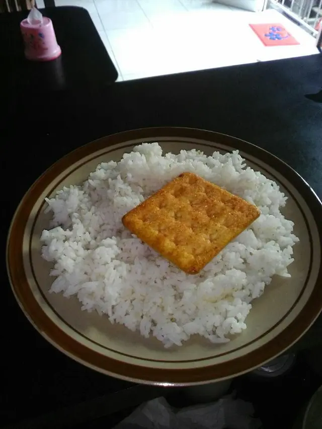 Ngakak, Begini Gaya Nyeleneh Orang Indonesia Saat Makan di Akhir Bulan