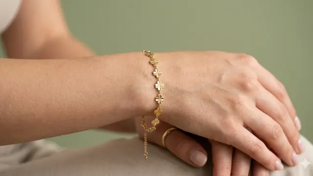 Model Gelang Emas Elegan Motif Bunga Kecil Tanpa Batu. Gemini