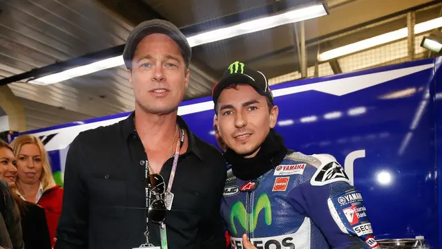 Brad Pitt menyempatkan diri menonton aksi balapan MotoGP di Sirkuit Silverstone, Inggris dan menjumpai Jorge Lorenzo di paddock tim Yamaha.