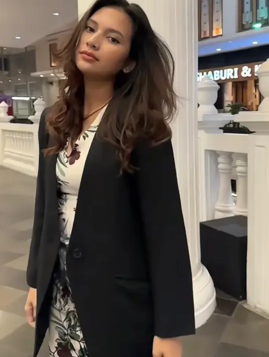 Gayanya dipuji kelihatan masih ABG meski sudah jadi ibu satu anak. [Instagram/indahpermatas]