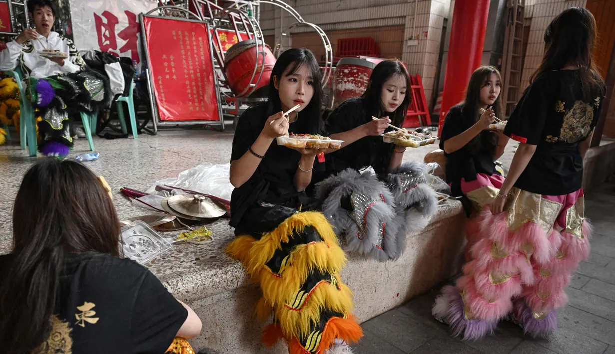Barongsai adalah tarian tradisional Tiongkok yang menggunakan sarung yang menyerupai singa. (Jade GAO/AFP)