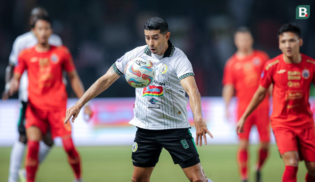 <p>Pemain PSS Sleman, Esteban Vizcarra (tengah), berusaha menngontrol bola di dada dalam pertandingan pekan ke-23 BRI Liga 1 2023/2024 melawan Persija Jakarta yang berlangsung di Stadion Patriot Chandra Bhaga, Bekasi, Sabtu (16/12/2023). (Bola.com/Bagaskara Lazuardi)</p>