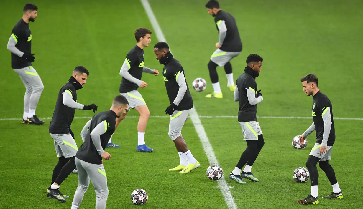 Para pemain Atletico Madrid saat sesi latihan jelang laga babak 16 besar Liga Champions di The National Arena, Rumania, Senin (22/2/2021). Wakil Spanyol itu akan berhadapan dengan Chelsea. (AFP/Daniel Mihalescu)