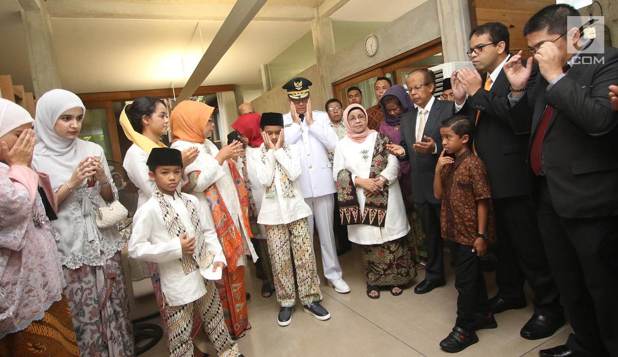 Ibunda Anies Baswedan, Aliyah Rasyid memimpin doa bersama sebelum menuju Masjid Sunda Kelapa dari rumahnya di Lebak Bulus, Jakarta, Senin (16/10). Sejumlah anggota keluarga dengan pakaian betawi berkumpul mendoakan Anies. (Liputan6.com/Immanuel Antonius)