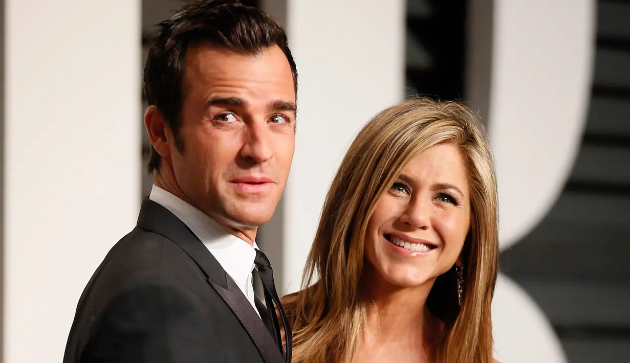 Jennifer Aniston dan Justin Theroux saat menghadiri Vanity Fair Oscars Party di California pada 22 Februari 2015. Pasangan yang bertunangan sejak 2012 lalu itu dikabarkan telah resmi menikah pada Rabu (5/8) secara diam-diam. (REUTERS/Danny Moloshok/Files)