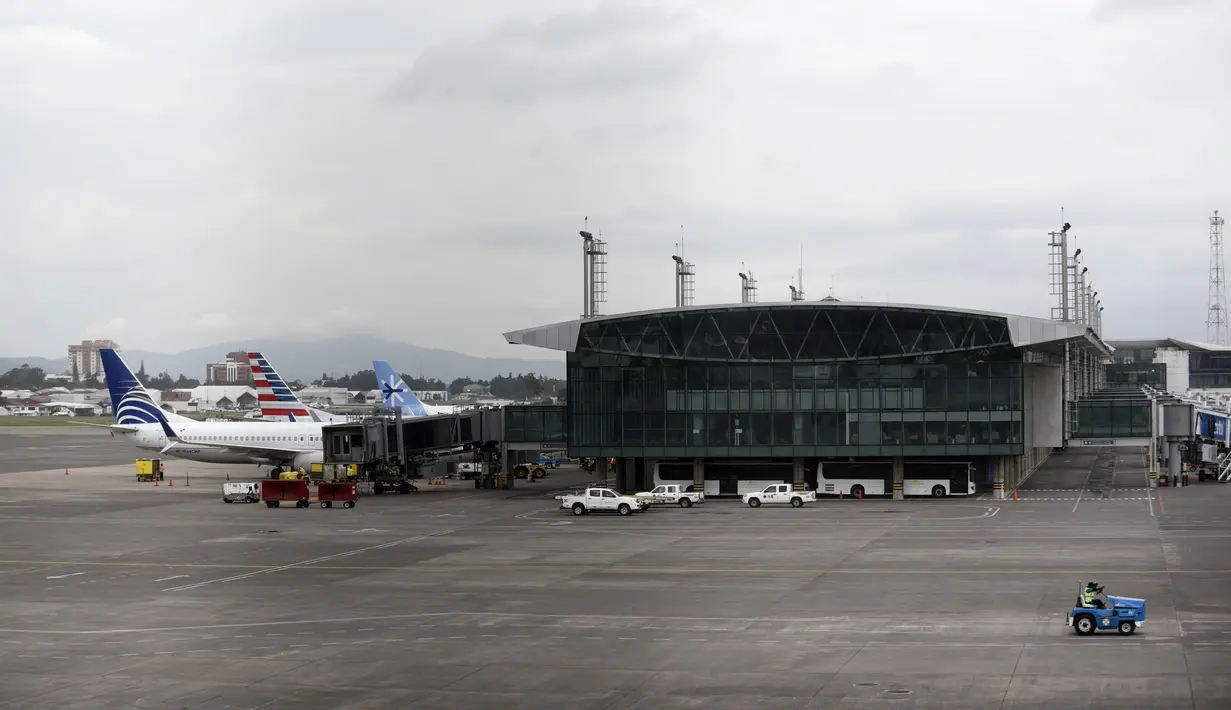 Bandara internasional La Aurora tutup akibat abu vulkanik dari letusan gunung Fuego di Guatemala City, Minggu (3/6). Gunung berapi yang berada sekitar 40 km di barat daya Guatemala City itu memuntahkan asap dan abu hitam ke langit. (AFP/JOHAN ORDONEZ)