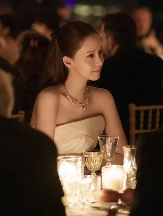 YoonA terlihat mengenakan gaun tanpa tali berwarna putih. [Foto: Instagram/yoona__lim]