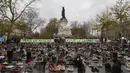 Ribuan pasang sepatu yang dikirimkan aktivis dipajang di place de la Republique, Prancis, sebagai tanda solidaritas karena pawai lingkungan di Paris dibatalkan jelang Konferensi Tingkat Tinggi Perubahan Iklim, Minggu (29/11).  (AFP PHOTO/Miguel Medina)