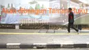 Pejalan kaki melewati Taman Martha Tiahahu di kawasan Blok M, Jakarta, Selasa (18/2/2020). Keasrian dan kenyamanan taman yang memiliki luas 20.960 meter persegi tersebut dinilai terbengkalai dan tak layak menjadi taman kota karena tidak terawat. (Liputan6.com/Immanuel Antonius)