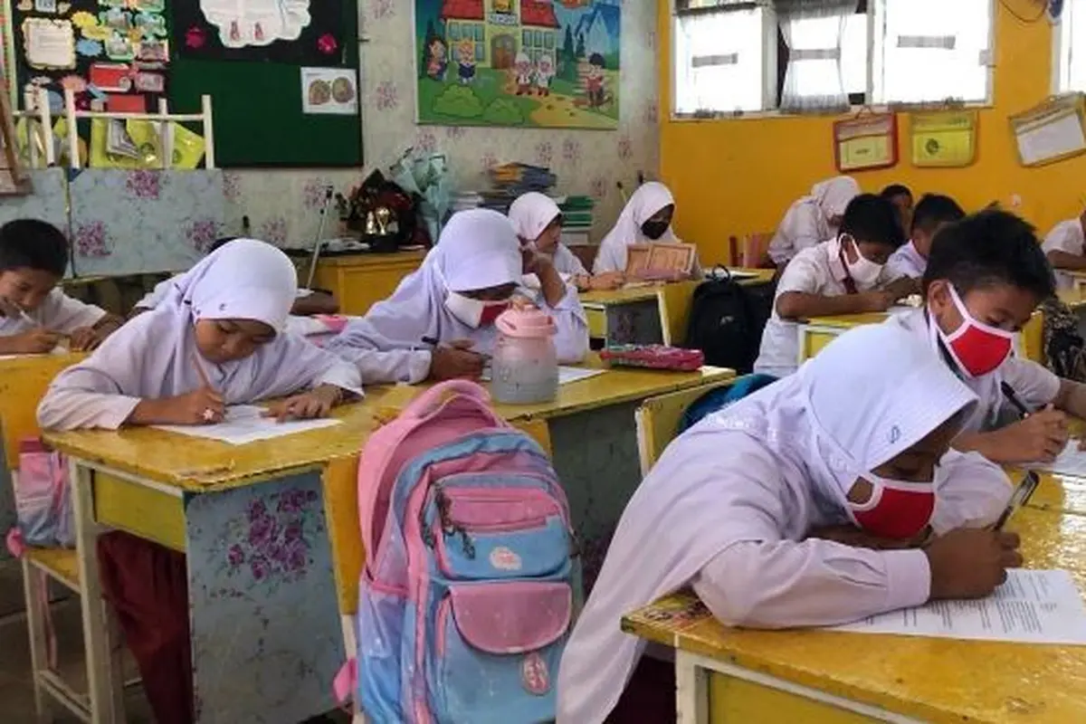 Murid SD diwajibkan memakai masker saat belajar di sekolah karena kabut asap hasil kebakaran lahan.