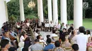 Suasana saat Presiden Jokowi berbincang dengan para pelaku bisnis industri kopi Tanah Air di Istana Bogor, Jawa Barat, Minggu (1/10). Acara Ngopi Sore ini untuk mendorong dan memotivasi pebisnis kopi. (Liputan6.com/Angga Yuniar)
