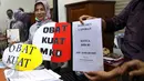 Pegawai MKD menunjukkan dokumen laporan dan simbolik obat kuat yang diberikan oleh sejumlah orangdari Indonesia Parlemen Watch (IP Watch) di Kompleks Parlemen, Jakarta, Kamis (24/11). (Liputan6.com/Johan Tallo)
