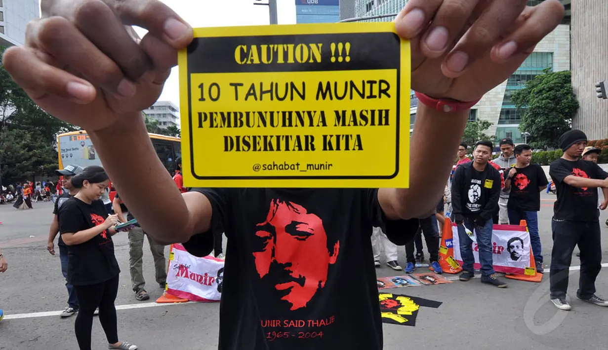 Sejumlah orang melakukan aksi mengenang 10 tahun Munir di Bundaran HI, Jakarta, Minggu (7/12/2014). (Liputan6.com/Miftahul Hayat)