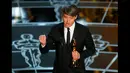 Tom Lintas menerima piala Oscar sebagai editor film terbaik untuk film "Whiplash" di Academy Awards ke-87 di Dolby Theatre, Los Angeles, California, (22/2/2015). (Reuters/Mike Blake)