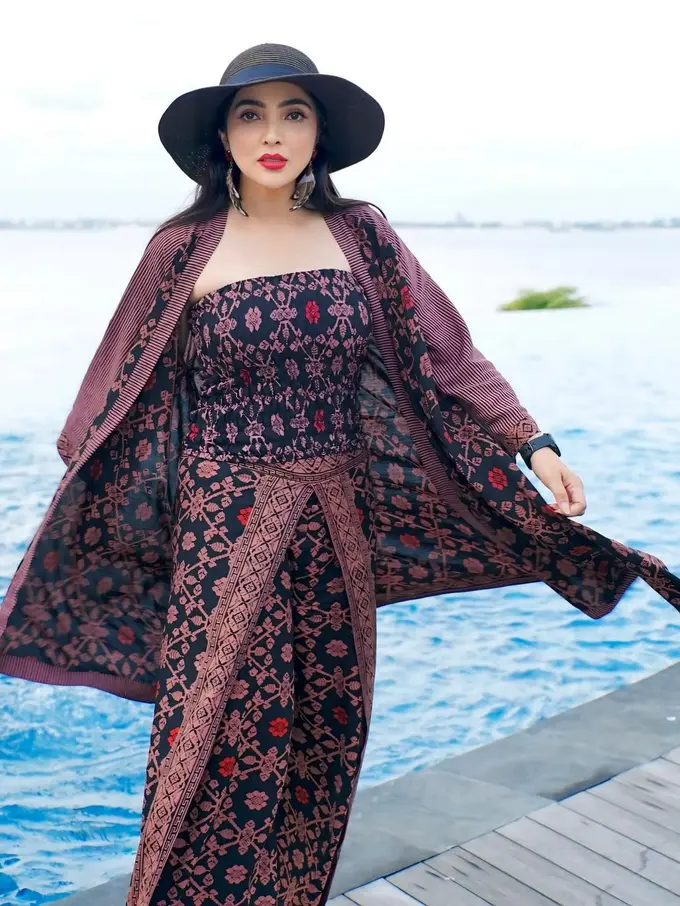 Gaya Turis Modis dari Ashanty Saat Liburan ke Bali, Pakai Wastra Modern dari Brand Lokal Kesayangannya