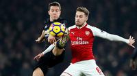 Pemain Manchester United Ander Herrera berebut bola dengan pemain Arsenal, Aaron Ramsey di pertandingan Liga Inggris di stadion Emirates, London (2/12). (AP Photo/Kirsty Wigglesworth)