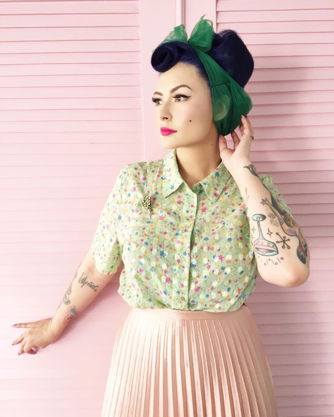 7 Tampilan Claudia Adinda Terlihat Nyentrik Bergaya Retro