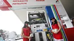 Model berpose dalam acara peluncuran konsep SPBU 'Pasti Prima' di SPBU Pasti Prima Lenteng Agung, Jakarta, (11/12). Pertamina meluncurkan generasi baru SPBU 'Pasti Prima' yang menghadirkan berbagai fasilitas. (Liputan6.com/Immanuel Antonius)
