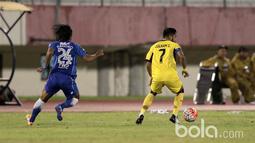 Aksi Zulham Zamrun dilapangan mendapat cibiran dari Bobotoh, namum kemenangan Persib Bandung menghapus kekesalan suporter pada babak 8 besar Piala Presiden 2017 di Stadion Manahan, Solo, Sabtu (25/2/2017). (Bola.com/Nicklas Hanoatubun)