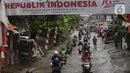 Hujan deras yang mengguyur wilayah Jabodetabek sejak Senin (3/3/2025) malam menyebabkan aliran kali Angke yang melintasi Perumahan Ciledug Indah 1, Kota Tangerang, Banten, Selasa (4/3/2025) meluap. (Liputan6.com/Angga Yuniar)