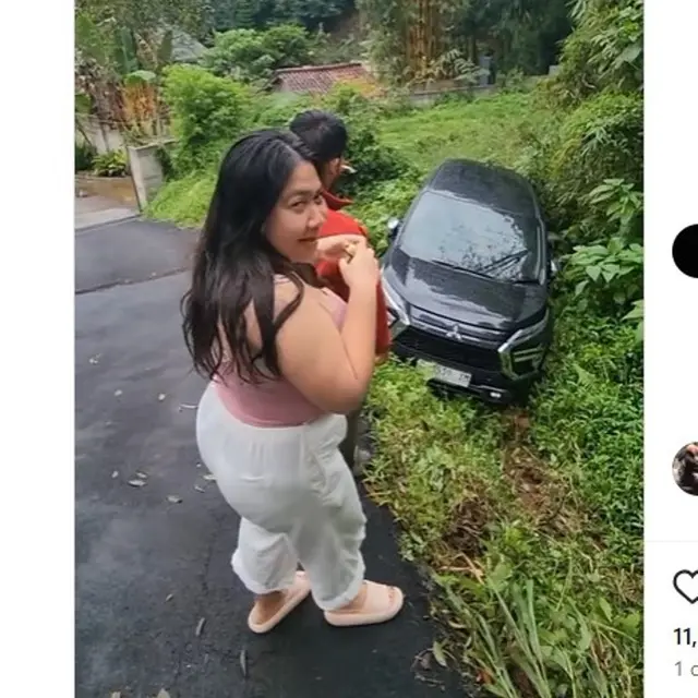 Mobilnya Tersangkut di Parit, Pengemudinya Malah Kena Body Shaming Warganet.