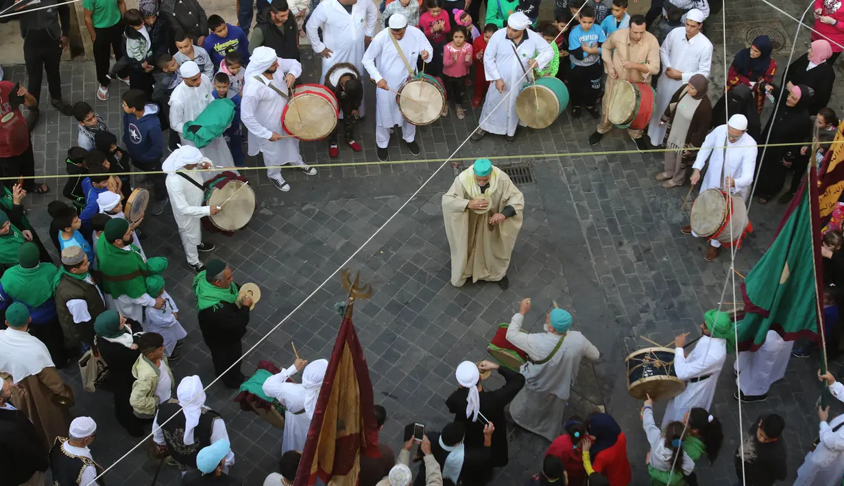 Kemeriahan perayaan Maulid Nabi Muhammad SAW yang digelar kaum Sufi di Sidon, Lebanon (30/11). Maulid Nabi Muhammad SAW ini selalu diperingati pada tanggal 12 Rabiul Awal kalender Hijriah. (AFP Photo/Mahmoud Zayyat)