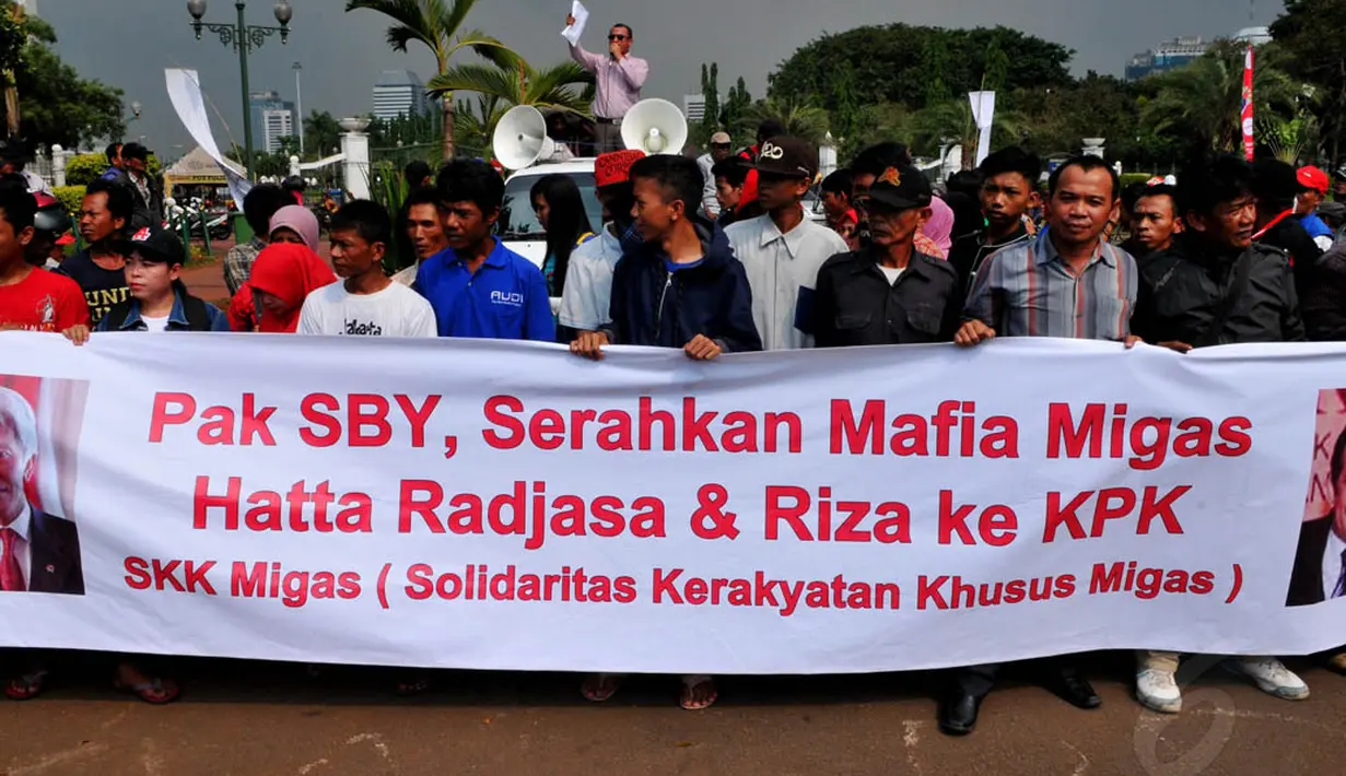 Aliansi Solidaritas Kerakyatan Khusus Migas (SKK MIGAS) menggelar aksi unjuk rasa di depan Istana Negara, Jakarta, Selasa (10/6/14). (Liputan6.com/Andrian M Tunay)