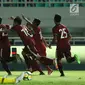 Pemain timnas Indonesia U-23 merayakan gol yang dicetak Hansamu Yama Pranata (kiri) saat laga persahabatan melawan Korea Selatan U-23 di Stadion Pakansari, Kab Bogor, Sabtu (23/6). Indonesia U-23 kalah 1-2. (Liputan6.com/Helmi Fithriansyah)