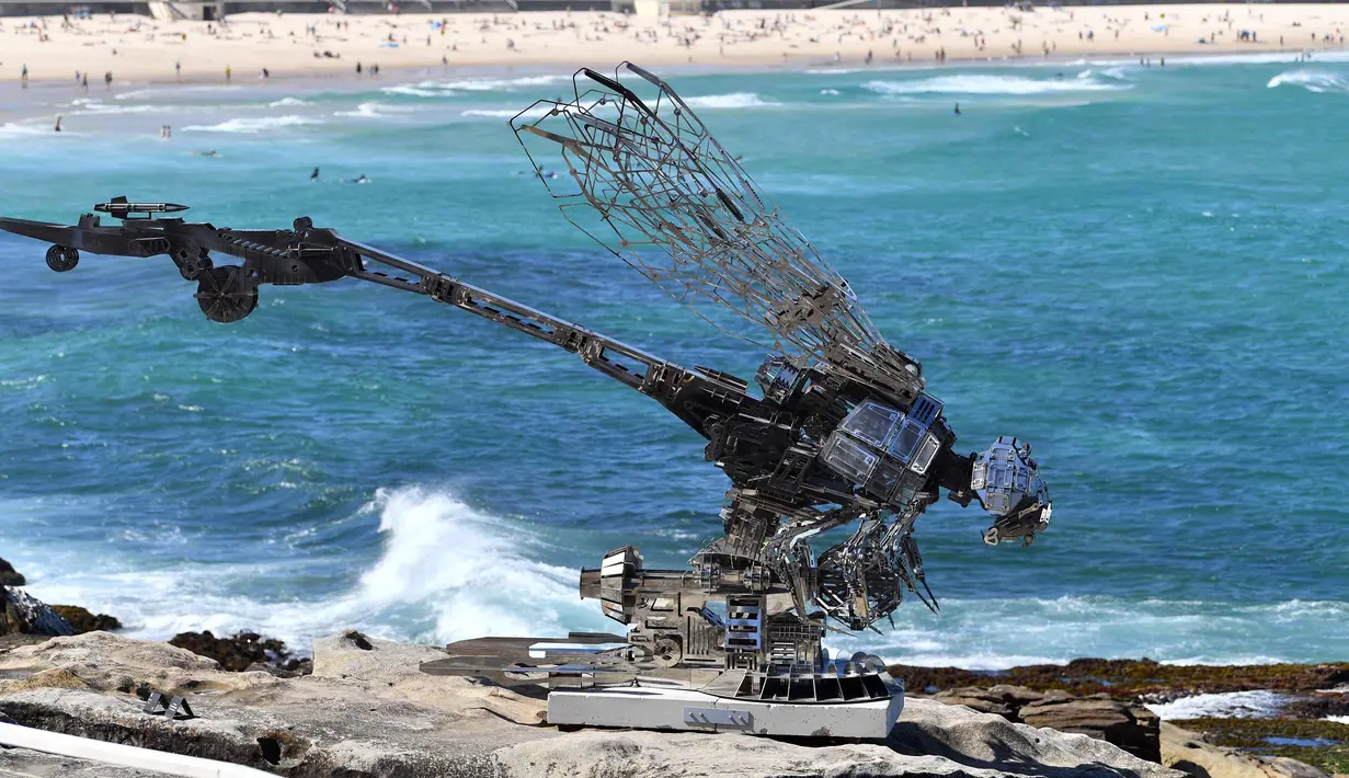 Patung karya seniman Xia Hang dari China ditampilkan di pameran "Sculpture by the Sea" di dekat pantai Bondi, Sydney (19/10). Pameran  dimulai di sepanjang pantai Bondi menuju pantai Tamarama dan berlangsung hingga 5 November 2017. (AFP Photo/Saeed Khan)