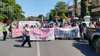 Warga Desa Tlogoayu, Kecamatan Gabus, Pati berunjuk rasa di depan Kantor Bupati Pati, menuntut agar Kades mereka yang ditahan di Polda Jateng segera dibebaskan.(Liputan6.com/Arief Pramono)
