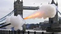 The Honorable Artillery Company menembakkan 62 tembakan penghormatan untuk menandai dimulainya Platinum Jubilee di Menara London, London, Inggris, 7 Februari 2022. Platinum Jubilee menandai 70 tahun kepemimpinan Ratu Elizabeth II. (AP Photo/Alastair Grant)