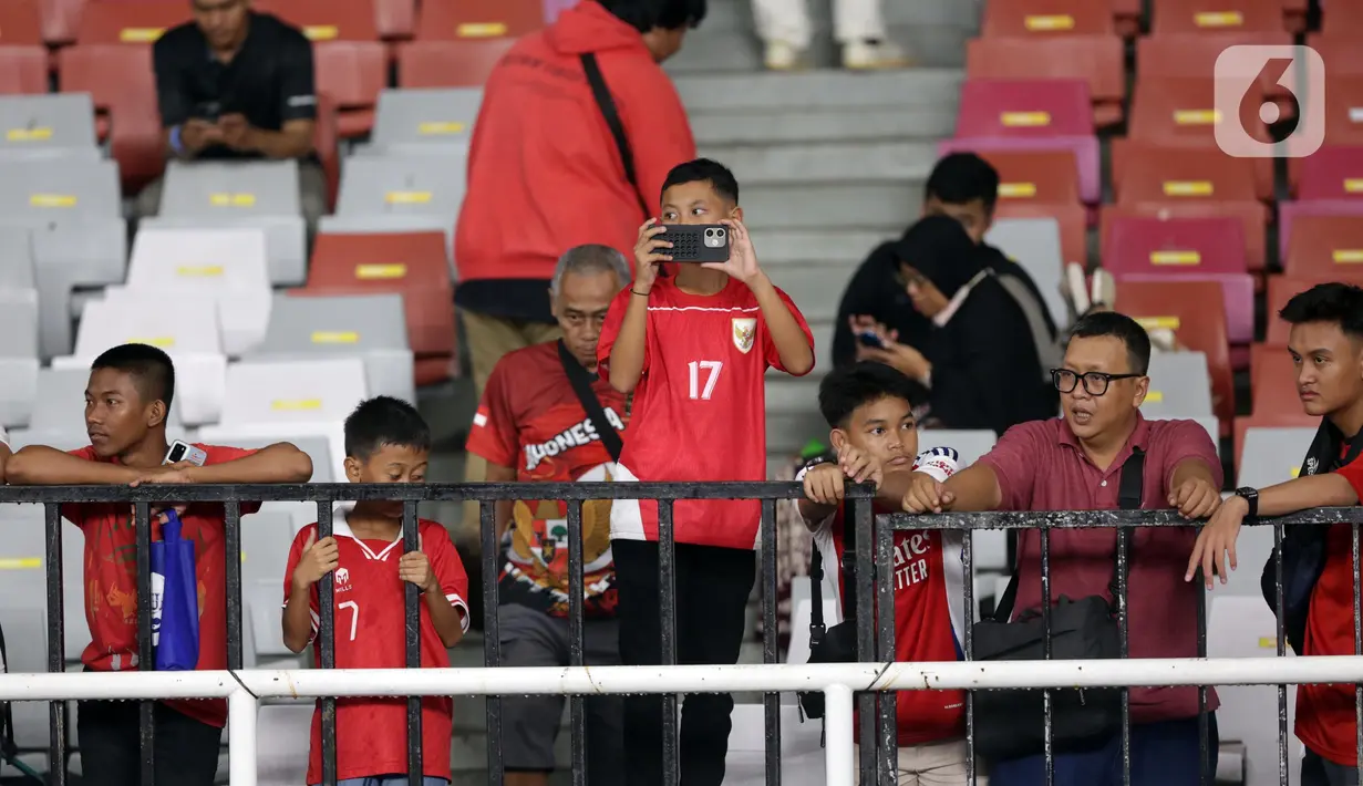 Jika dibanding dengan kapasitas Stadion Utama Gelora Bung Karno yang mencapai lebih dari 78 ribu kursi, jumlah penonton yang hanya 8000-an tentu sangat kecil. (Liputan6.com/Helmi Fithriansyah)