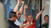 Ketua Umum PSSI, Edy Rahmayadi (kaos merah) saat nonton bareng laga Timnas U-19 melawan Brunei pada fase grup Piala AFF U-18 jelang pelepasan di Lapangan Atang Sutresna, Jakarta, Rabu (13/9). (Liputan6.com/Helmi Fithriansyah)