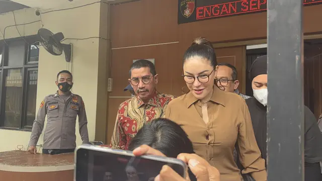Artis Nikita Mirzani dan asistennya, Mail Syahputra alias IM diserahkan ke Kejaksaan Negeri Jakarta Selatan pada Kamis (5/6/2025).
