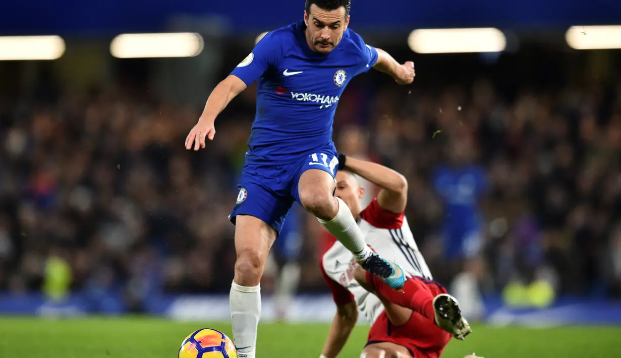 Terbukti empat gol dan satu assist berhasil diciptakan dari enam penampilan. Musim ini Sarri kembali menempatkan Pedro ke sisi sayap permainan sehingga penampilan nya kembali baik. (AFP/Glyn Kirk)