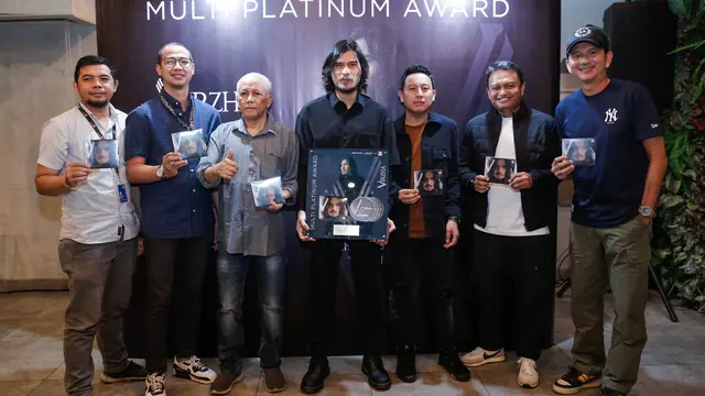 [Fimela] Virzha dapat penghargaan Multi Platinum Award