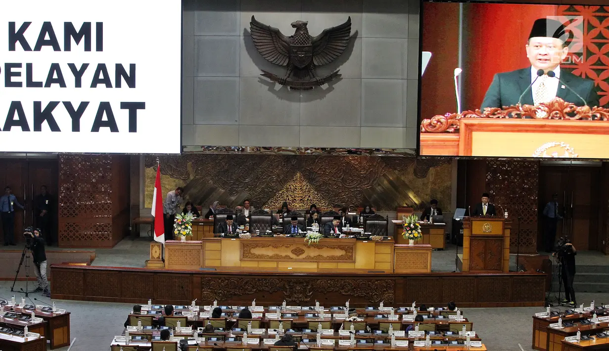 Suasana Rapat Paripurna ke-19 di Kompleks Parlemen, Senayan, Jakarta, Senin (5/3). Rapat Paripurna Pembukaan Masa Persidangan IV Tahun Sidang 2017-2018 diisi pidato Ketua DPR Bambang Soesatyo berjudul 'Kami Pelayan Rakyat'. (Merdeka.com/Iqbal Nugroho)